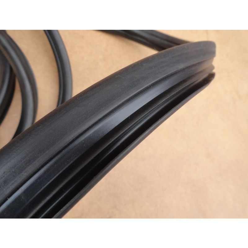 Borracha Parabrisa P/ Friso Caminhão Mercedes 1111 1113 Cabine Baixa