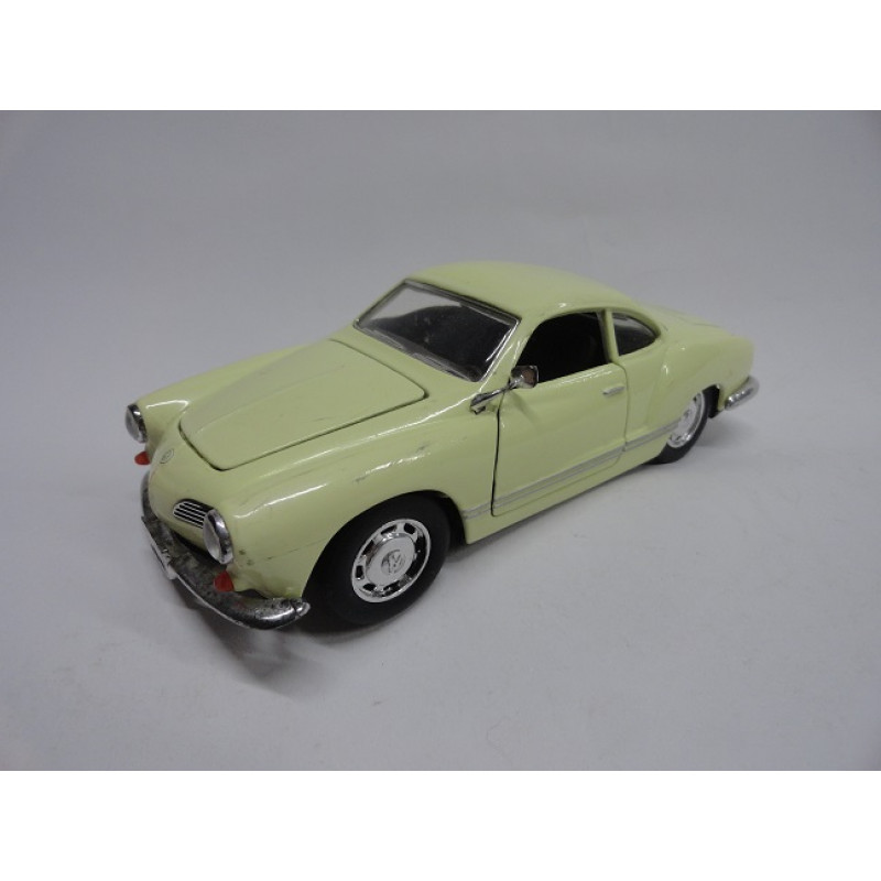 Miniatura Volkswagen Karmann Ghia 1966 Escala 1:28 Creme em Metal