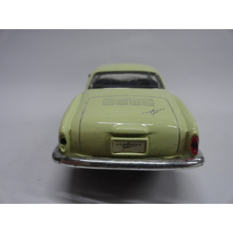 Miniatura Volkswagen Karmann Ghia 1966 Escala 1:28 Creme em Metal