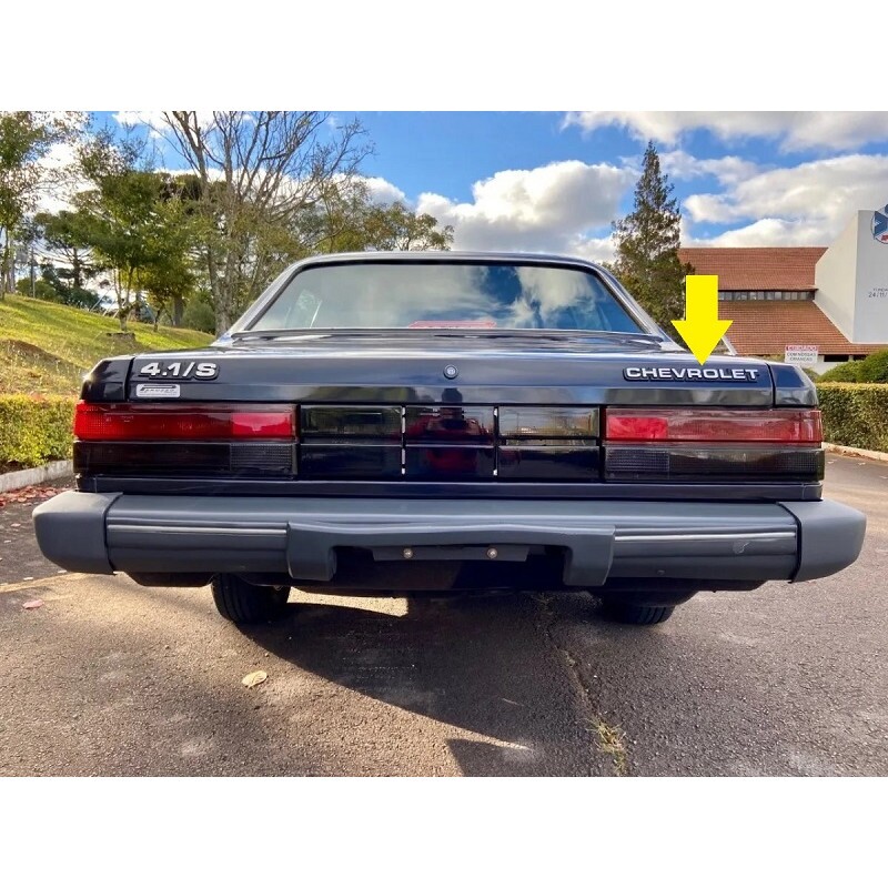 Emblema Chevrolet da Traseira Opala e Chevette 1980 a 1990 Prata Plástico 28,5cm