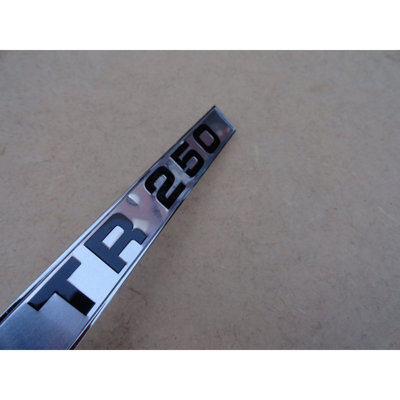 Emblema Lateral Paralama Traseiro Triumph TR250 1968 Importado Novo