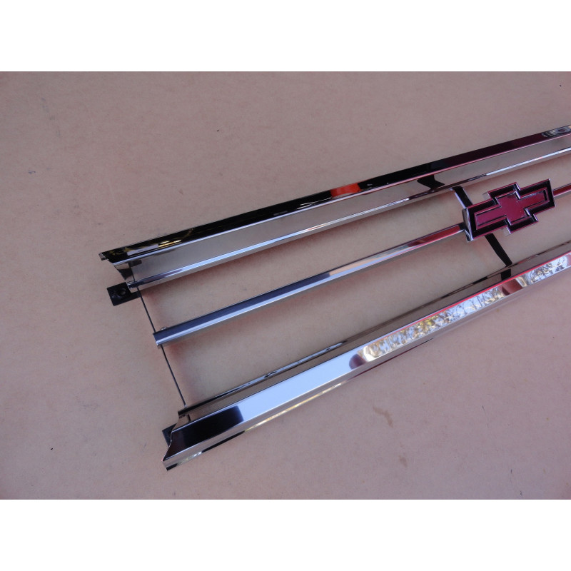 Grade Dianteira Veraneio C-10 D-60 1971 a 1978 Inox com Emblema