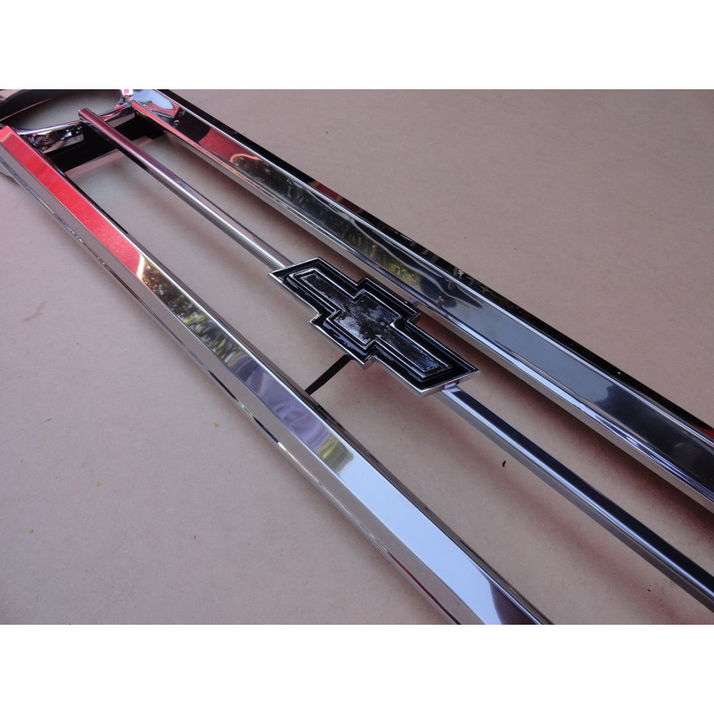 Grade Dianteira Veraneio C-10 D-60 1971 a 1978 Inox com Emblema