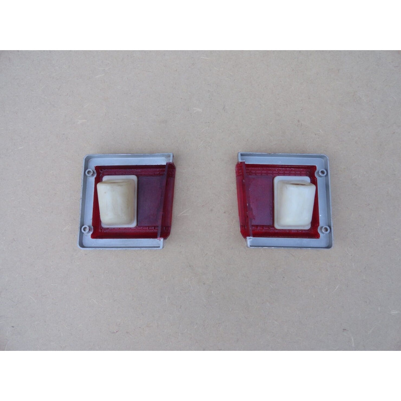 Lanterna Traseira da Tampa Belina 72 à 77 Leão Borda Prata - Par