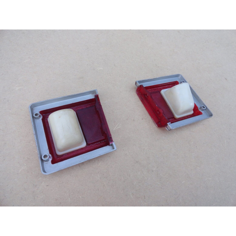 Lanterna Traseira da Tampa Belina 72 à 77 Leão Borda Prata - Par