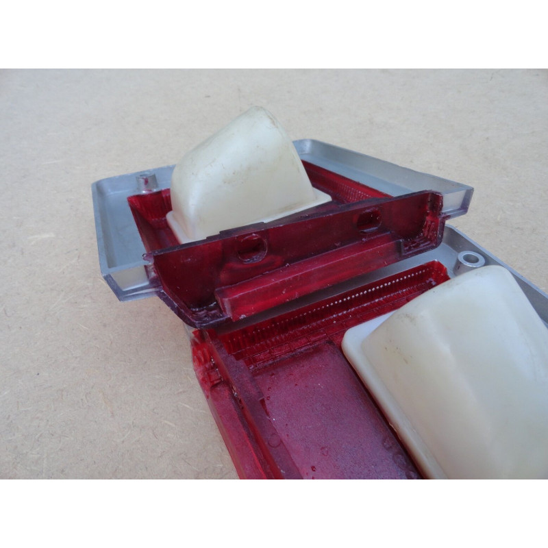 Lanterna Traseira da Tampa Belina 72 à 77 Leão Borda Prata - Par