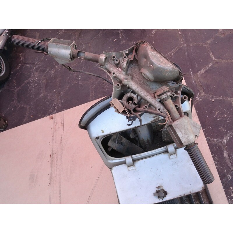 Sucata Moto Antiga Piaggo Vespa PX Década 80 No Estado Sem Documentação