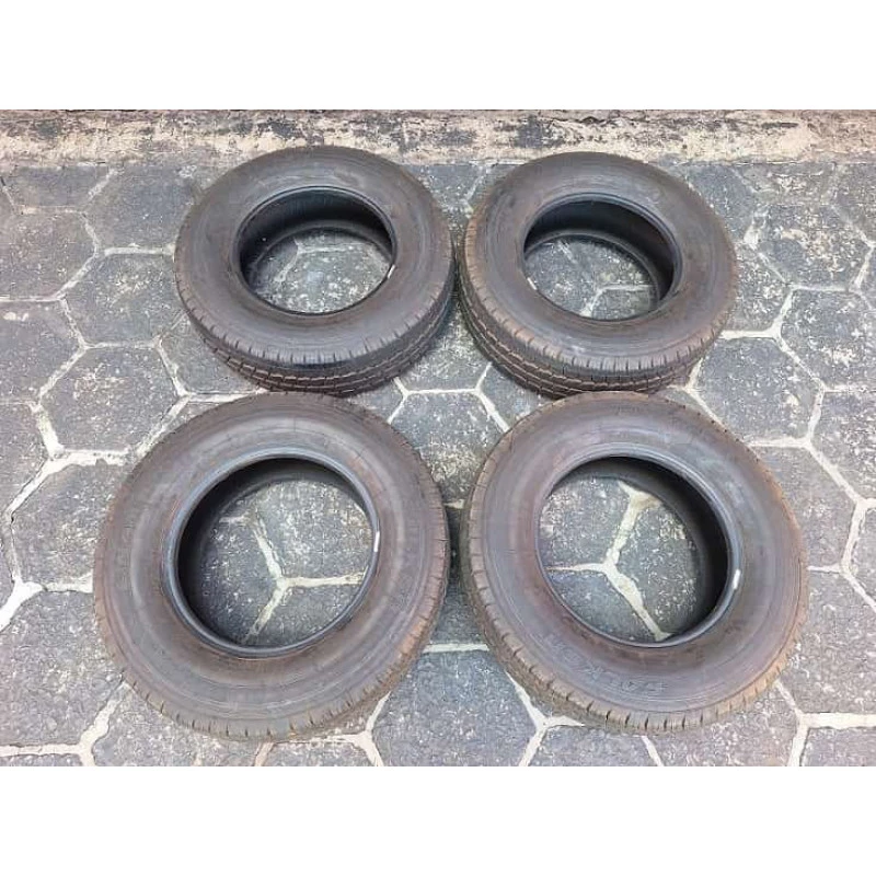 Pneu de carga 225/70 aro 15 Camionete Van Usado - Jogo