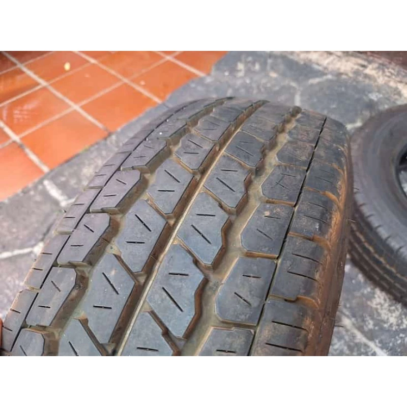 Pneu de carga 225/70 aro 15 Camionete Van Usado - Jogo