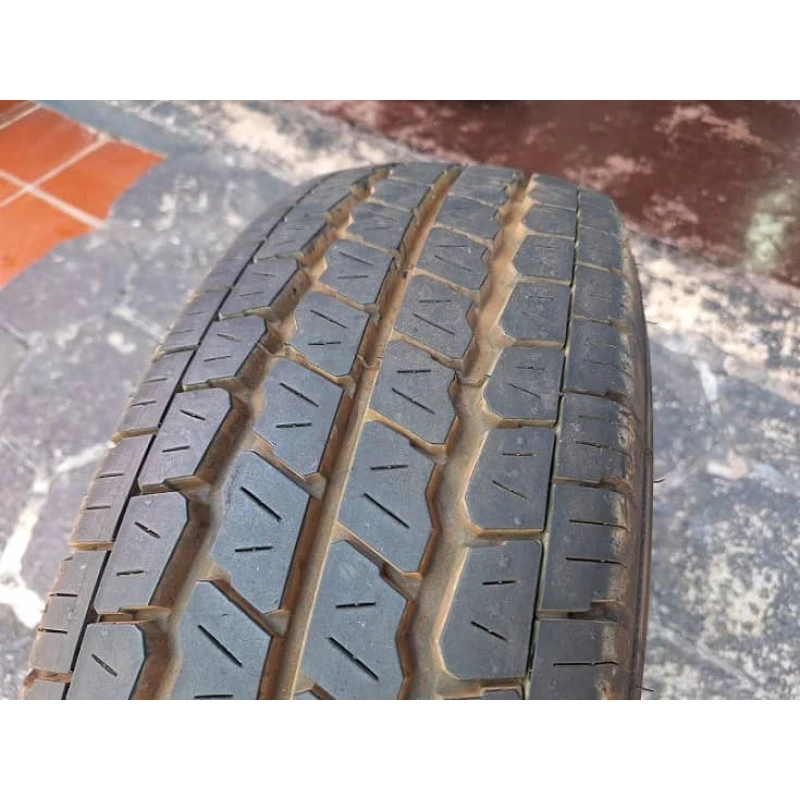 Pneu de carga 225/70 aro 15 Camionete Van Usado - Jogo