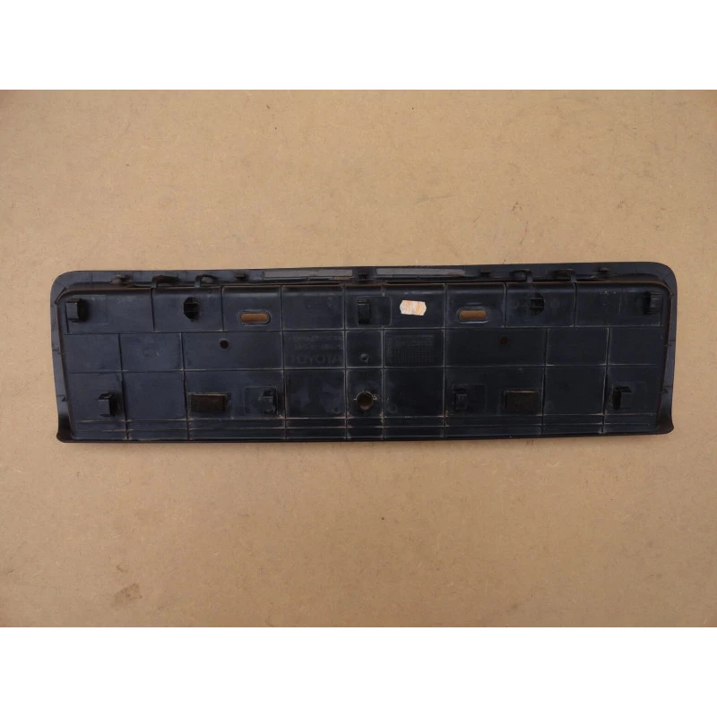 Aplique de Placa Centro Parachoque Traseiro Hilux 06 à 15