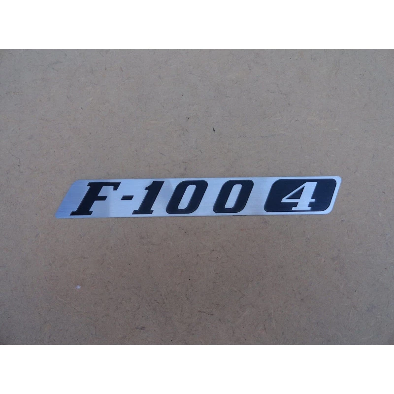 Emblema F-100 4 Cilindros 1976 a 1979 Emblema Lateral Direita Capô