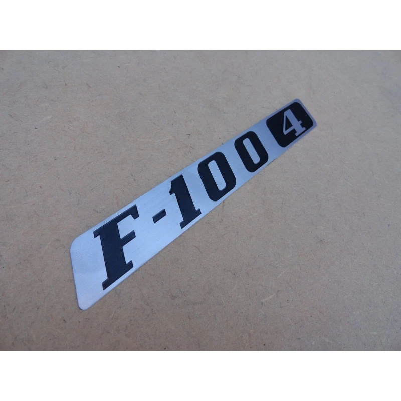 Emblema F-100 4 Cilindros 1976 a 1979 Emblema Lateral Direita Capô