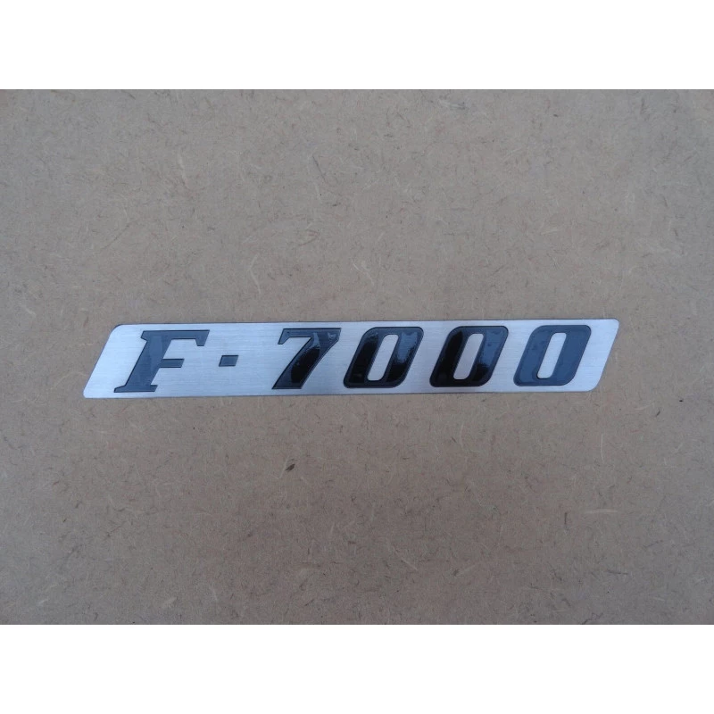Emblema F-7000 do Emblema Lateral Direito Capô F-7000 1972 a 1979