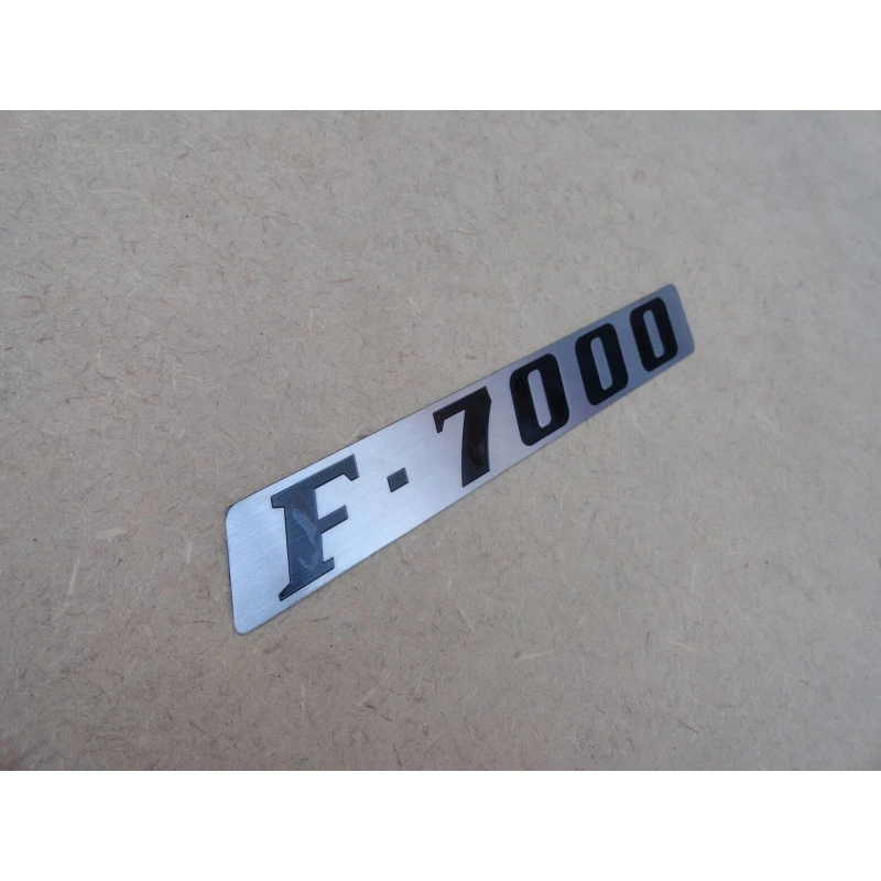 Emblema F-7000 do Emblema Lateral Direito Capô F-7000 1972 a 1979
