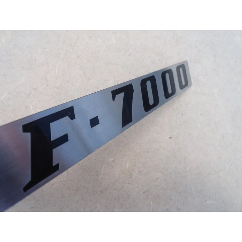 Emblema F-7000 do Emblema Lateral Direito Capô F-7000 1972 a 1979