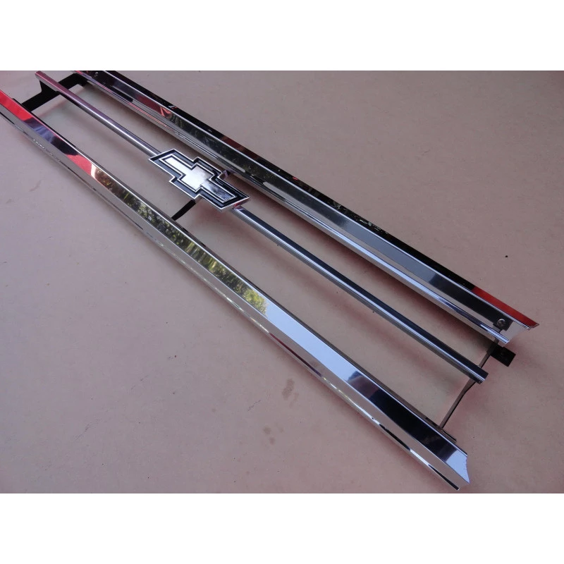 Grade Dianteira Veraneio C-10 D-60 1971 a 1978 Inox com Emblema